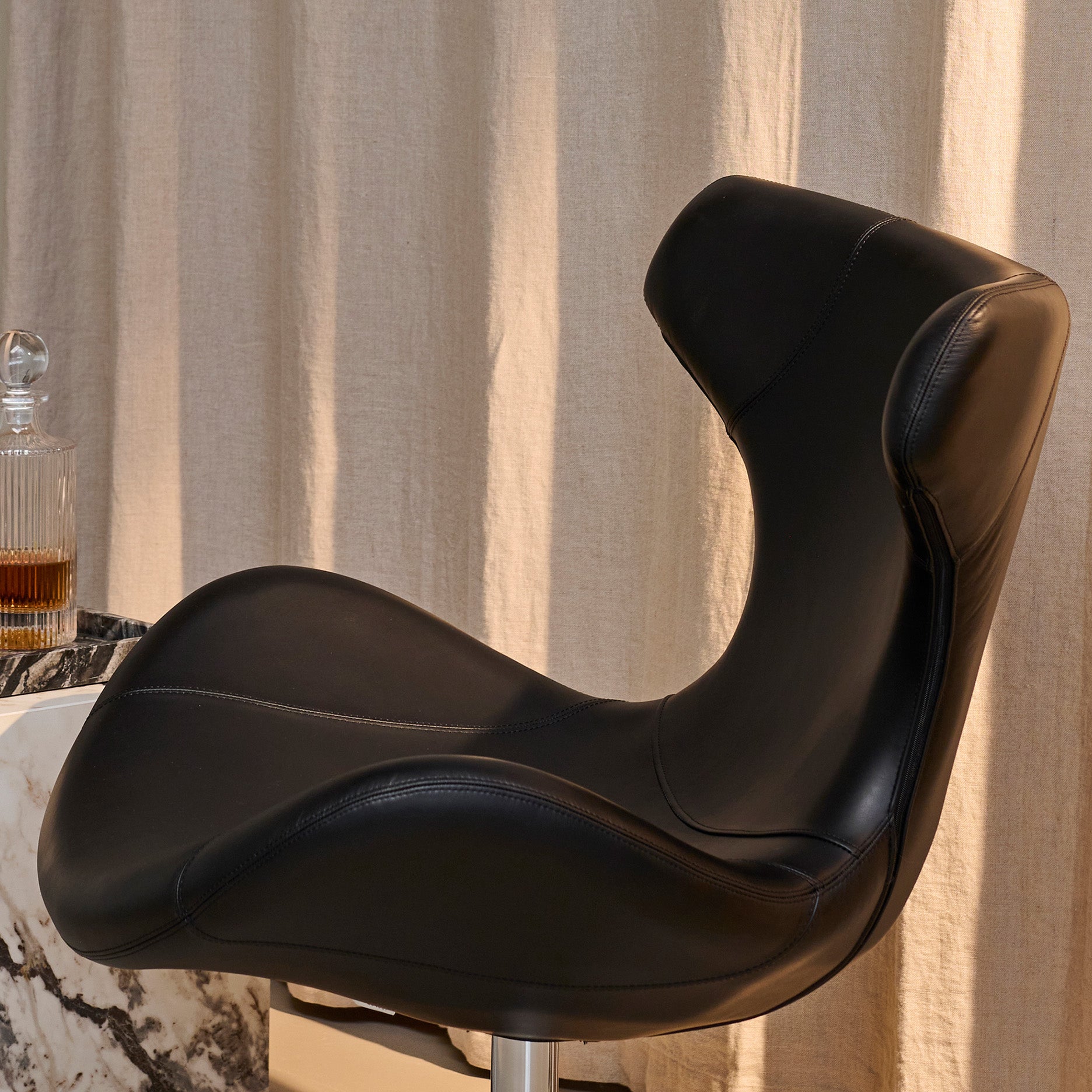 Kato Loungesessel Leder m. verchromtem Drehsockel